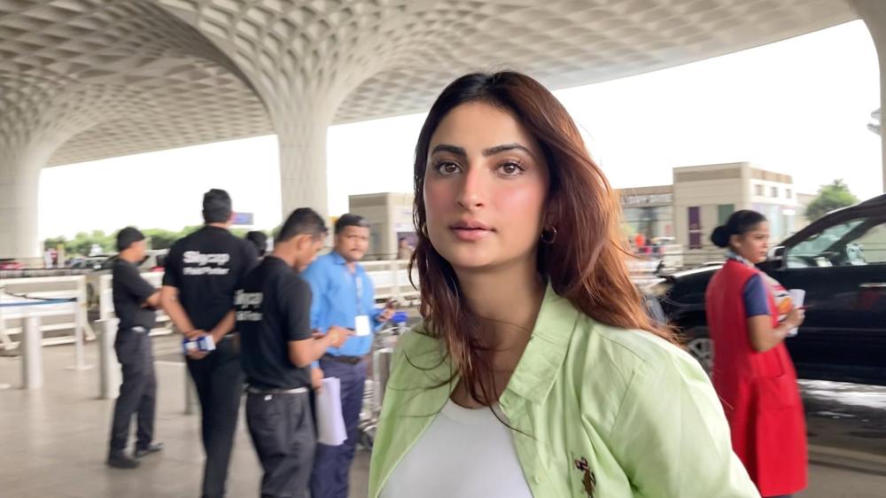 palak-tiwari-was-spotted-at-the-airport-showcasing-her-chic-and-trendy-travel-style